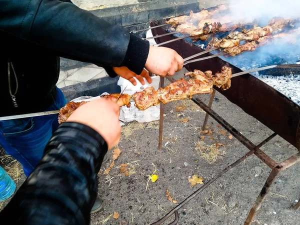 Nous célébrons le jour du village, comment peut kebabs sans charbon de bois sur — Photo