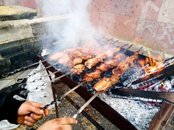 We vieren de dorpsdag, hoe kunnen kebab 's zonder houtskool op — Stockfoto