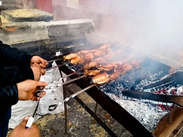 We vieren de dorpsdag, hoe kunnen kebab 's zonder houtskool op — Stockfoto