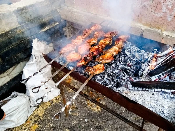 Wir feiern den Dorftag, wie kann ein Dönerspieß ohne Holzkohle auf — Stockfoto