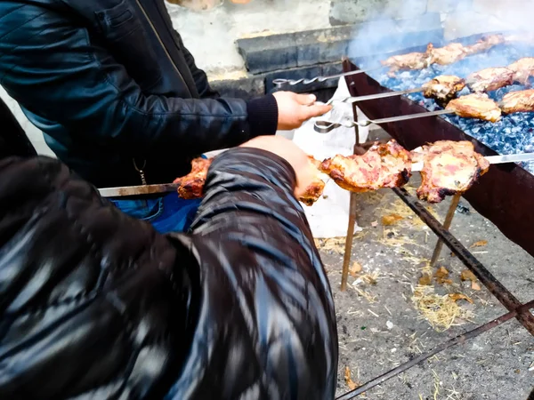 Celebramos o dia da aldeia, como podem kebabs sem carvão em — Fotografia de Stock