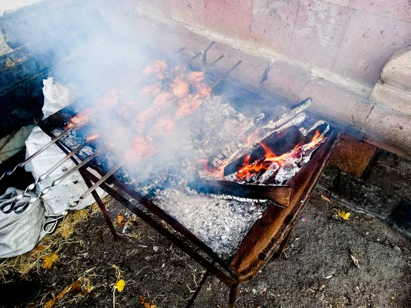 Celebramos o dia da aldeia, como podem kebabs sem carvão em — Fotografia de Stock