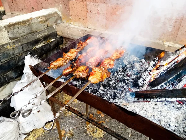 We vieren de dorpsdag, hoe kunnen kebab 's zonder houtskool op — Stockfoto