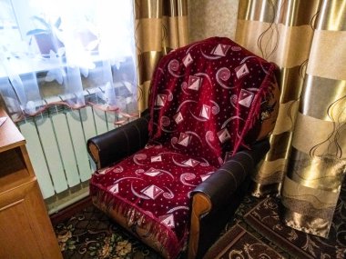 Pencerenin yanındaki koltukta batarya var.