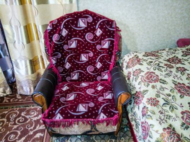 Sandalyenin yanındaki perdelerin yanındaki sandalye.