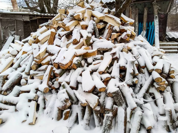 Hromada sekaných klád pokrytých sněhem — Stock fotografie
