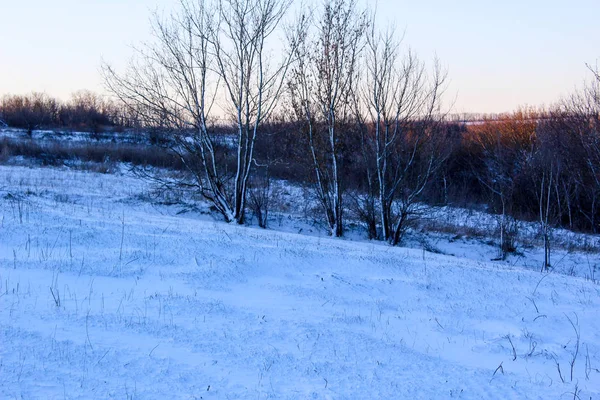 Paisaje de invierno con el río y los árboles puesta de sol sobre la casa del lago en — Foto de Stock