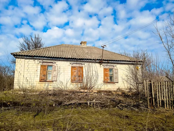 Покинутий Будинок Старий Покинутий Будинок Стоїть Біля Околиць — стокове фото