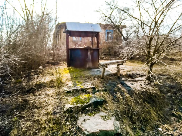 Stary Dom Lesie Kolumna Dobrze Pobli Drogi Ulicy — Zdjęcie stockowe