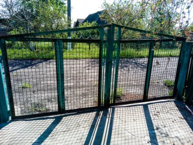 Metalden çıkış kapısı.