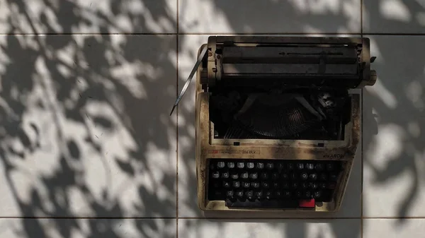 Detalhe Uma Velha Máquina Escrever Colocada Chão Tecnologia Máquina Retro — Fotografia de Stock