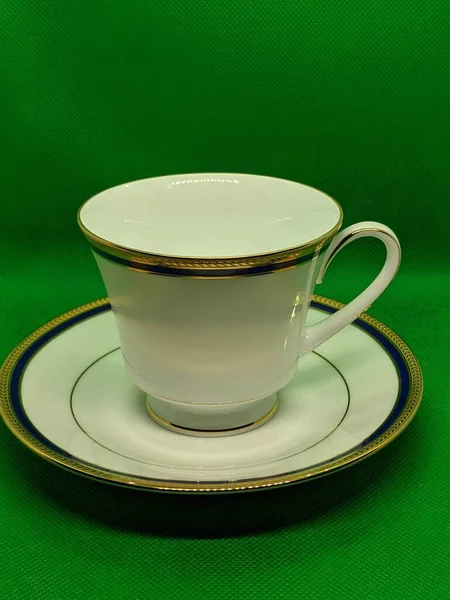 Çay Fincanı Çay Tabağı Koyu Yeşil Arka Planda — Stok fotoğraf