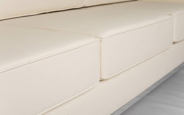 Beyaz arka plan üzerinde izole gri modern kanepe stüdyo çekim