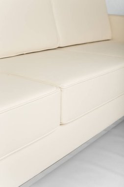 Beyaz arka plan üzerinde izole gri modern kanepe stüdyo çekim