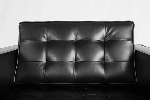 Студійний знімок сірого сучасного дивана ізольовано на білому тлі — стокове фото