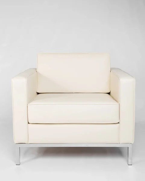 Студійний знімок сірого сучасного дивана ізольовано на білому тлі — стокове фото