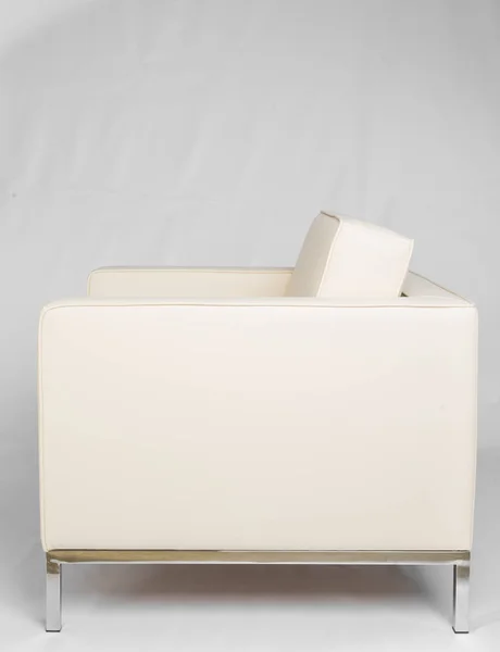 Stúdió lövés egy szürke modern kanapé, elszigetelt fehér background — Stock Fotó