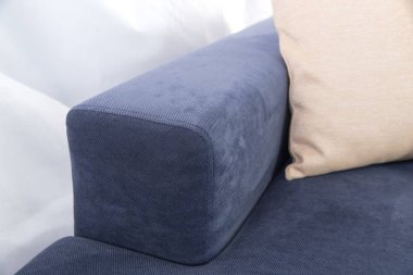 Beyaz arka plan üzerinde izole gri modern kanepe stüdyo çekim