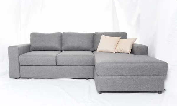 Gambar studio dari sofa modern abu-abu terisolasi pada latar belakang putih — Stok Foto