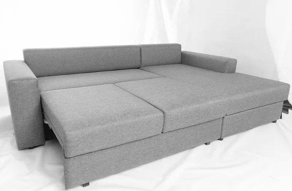Estúdio tiro de um sofá moderno cinza isolado no fundo branco — Fotografia de Stock