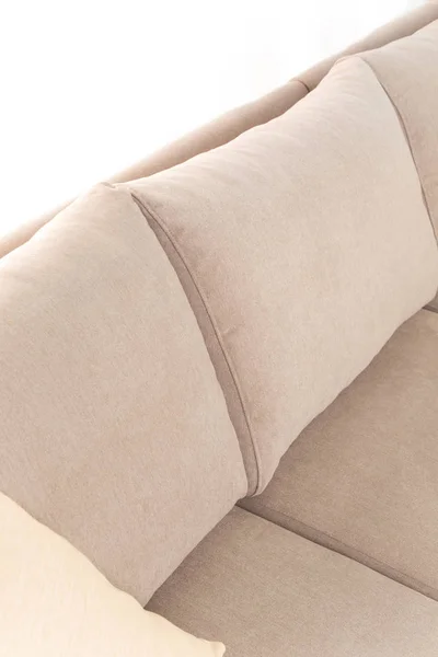 Studio laukaus harmaa moderni sohva eristetty valkoisella taustalla — kuvapankkivalokuva