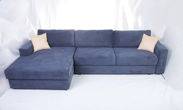 Studio skott av en grå modern soffa isolerad på vit bakgrund — Stockfoto
