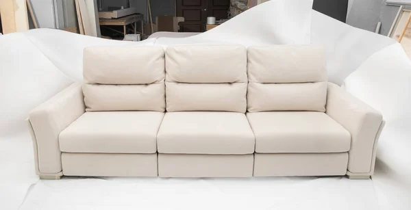 Estúdio tiro de um sofá moderno cinza isolado no fundo branco — Fotografia de Stock