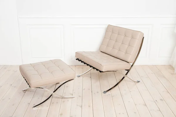 Fauteuil avec pouf à l'intérieur — Photo