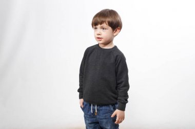 Çocuk arka planda eğridir