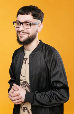 Adam arka plan üzerinde Studio