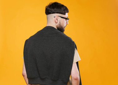 Adam arka plan üzerinde Studio