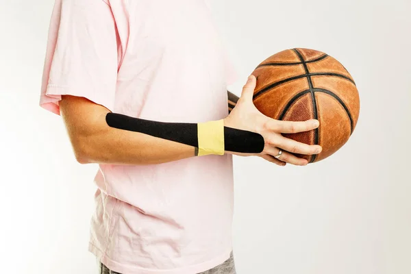 Sérült Kosárlabda Játékos Áll Labdát Kar Láb Kinesiotape — Stock Fotó