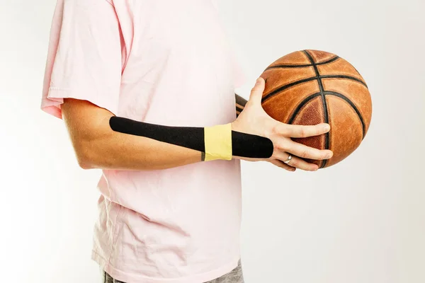 Jugador Baloncesto Lesionado Está Pie Con Pelota Brazo Pierna Kinesiotape —  Fotos de Stock