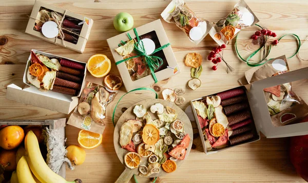 多くのドライフルーツが木製のテーブルの上に置かれた 新鮮な果物 ロイヤリティフリーのストック写真
