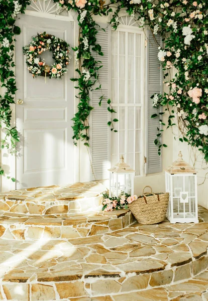 家のファサードと花と大きな緑の茂み フォトゾーン背景 ストック画像