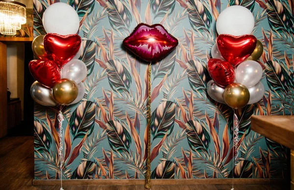 唇形の風船付きフォトゾーン ロイヤリティフリーのストック画像