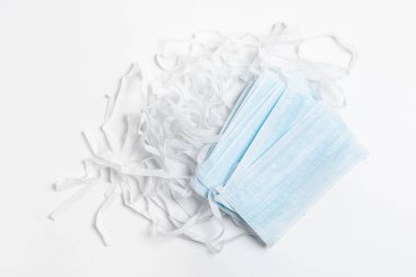 Coronavirus veya Covid-19 'a karşı korunmak için tıbbi mavi maske. İzole edilmiş beyaz bir arkaplanda