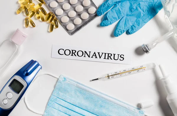 Tıbbi maske, elektronik termometre, haplar, eldivenler, beyaz izole arka planda antiseptik tuz çözeltisi, üst görüş. Sağlık konsepti. Virüslere karşı koruma, koronavirüsler, grip, soğuk algınlığı, hastalıklar. Alerji Sezonu Coronavirüs veya Covid-19.