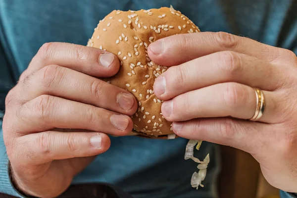 Mani Degli Uomini Tengono Gustoso Hamburger Fresco — Foto Stock