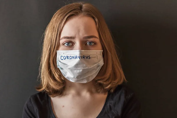 Yüzünde buzlu maske takan, şüpheli koronavirüslü bir kızın yakın plan portresi. Yeni Coronavirus-2019.