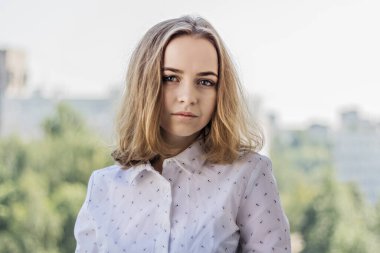 bir genç kızın yakın çekim portre