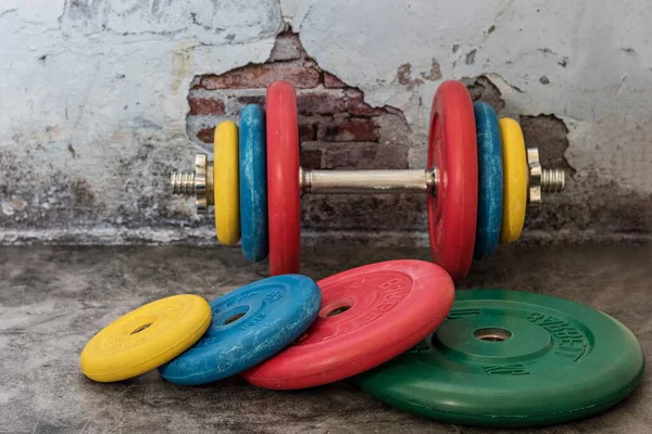 Mancuernas Profesionales Placas Peso Multicolores Sobre Fondo Vintage Equipamiento Deportivo —  Fotos de Stock