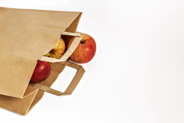 白い背景にりんごの入ったクラフト紙の袋 包装製品用の空の紙の袋 環境保護 エココンセプト — ストック写真
