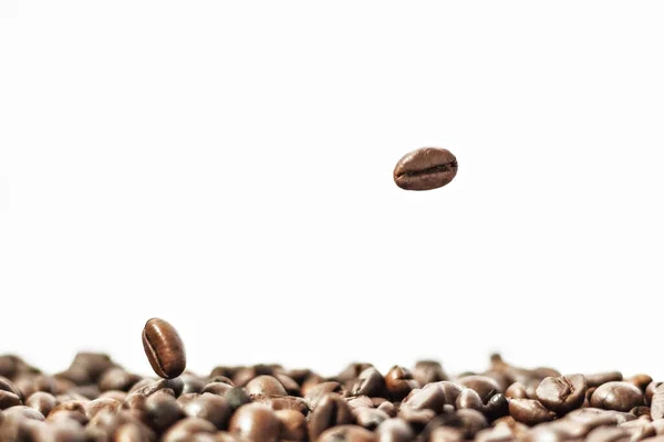 Beyaz Arka Planda Taze Kavrulmuş Kahve Çekirdekleri Zole Edilmiş — Stok fotoğraf