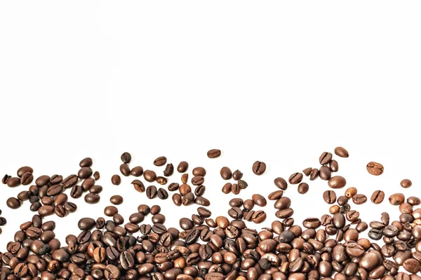 Glänzende Frisch Geröstete Kaffeebohnen Auf Weißem Hintergrund Isoliert — Stockfoto