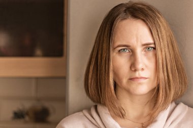 Mutfaktaki üzgün kız kendini soyutluyor. Koronavirüs enfeksiyonunu önlemek için karantinada kalın. Covid-19 Salgını 2020.