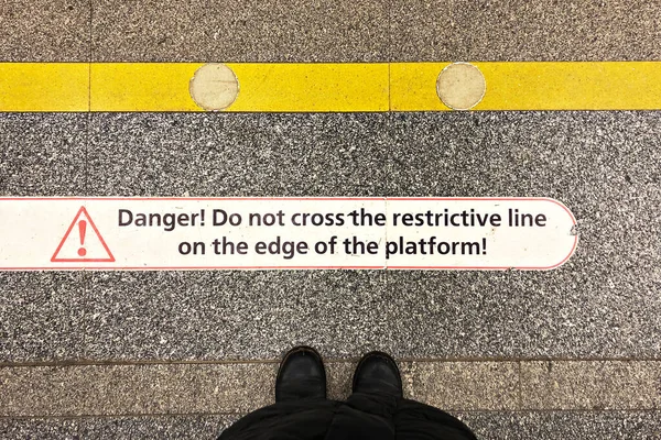 Metro platformunda Tehlike Projesi ile sınırlı çizgi Platformun kenarındaki kısıtlayıcı çizgiyi geçmeyin. Tehlikenin tanımı.