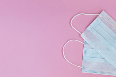 Pembe arka planda mavi cerrahi maskeler. Covid-19 - Wuhan Yeni Coronavirus pnömonisi. Nefes almak için koruyucu maske. Koronavirüs salgını enfeksiyonu