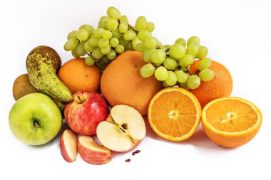 Beyaz arka planda çeşitli olgun meyveler.