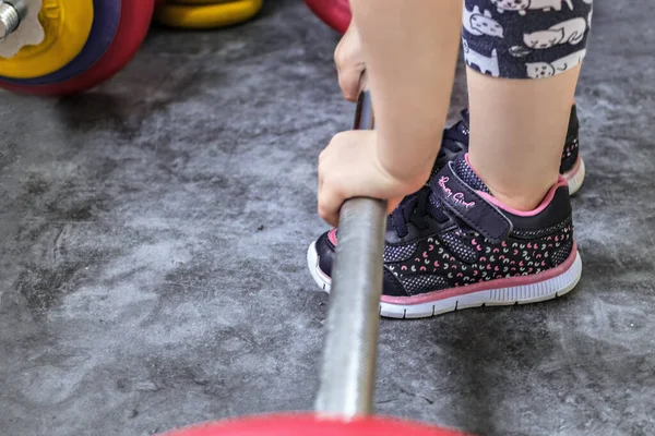 Una Niña Con Ropa Deportiva Trata Levantar Una Barra Concepto —  Fotos de Stock